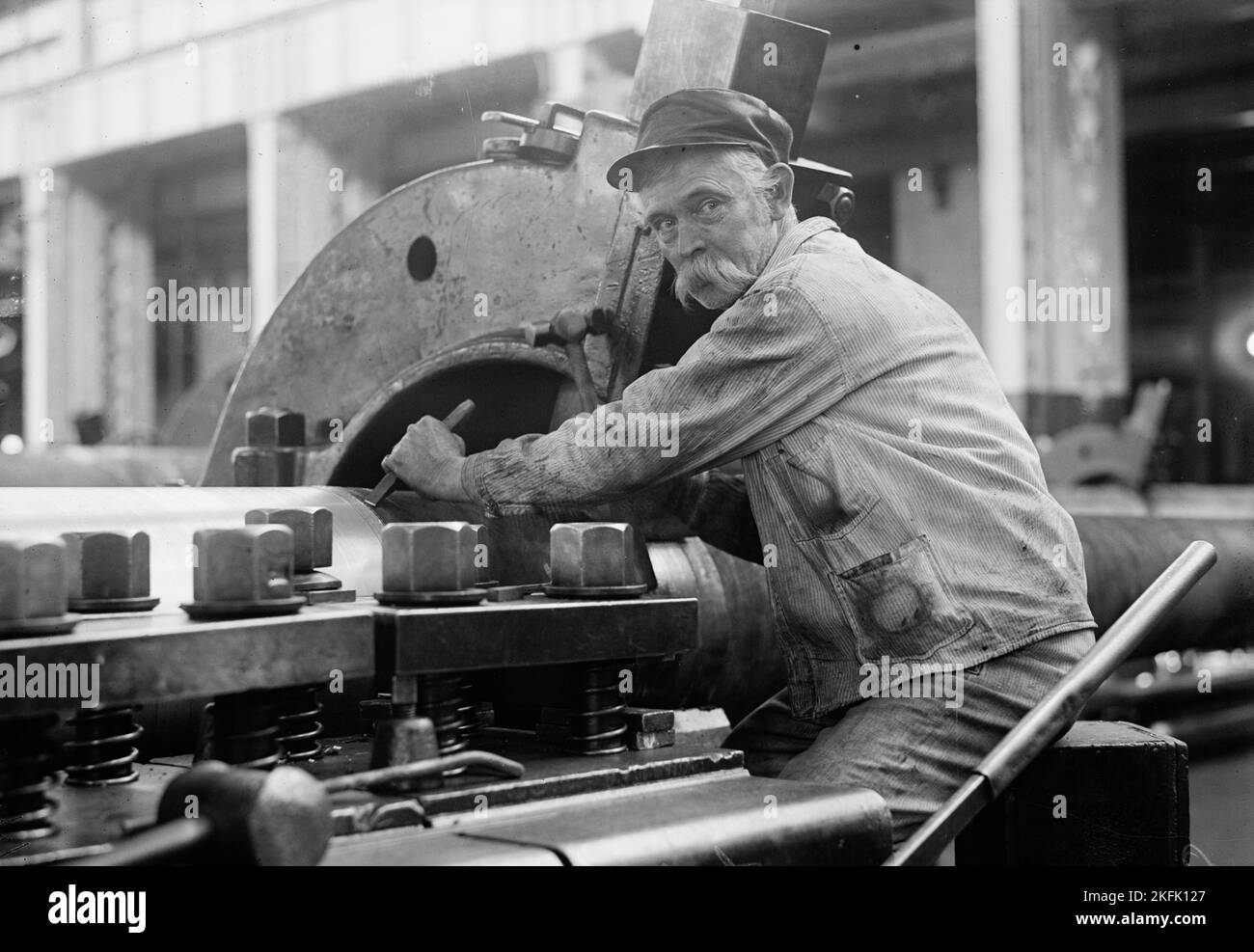 5 inch gun Black and White Stock Photos & Images - Alamy
