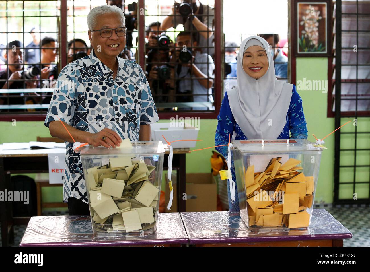 Malaysian Caretaker Prime Minister Ismail Sabri Yaakob and his wife Muhaini Zainal Abidin cast their votes during Malaysia's 15th general election in Bera, Pahang, Malaysia November 19, 2022. REUTERS/Lai Seng Sin Stock Photo