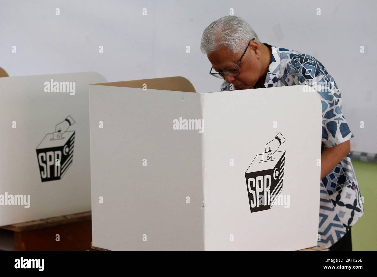 Malaysian Caretaker Prime Minister Ismail Sabri Yaakob casts his vote during Malaysia's 15th general election in Bera, Pahang, Malaysia November 19, 2022. REUTERS/Lai Seng Sin Stock Photo