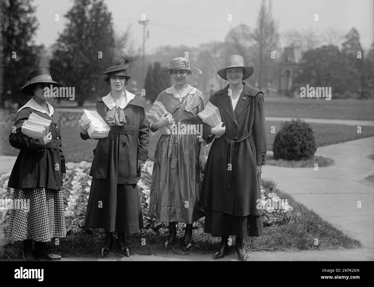 National Emergency War Gardens Com. - Girl Scouts Gardening at D.A.R., 1917. Stock Photo