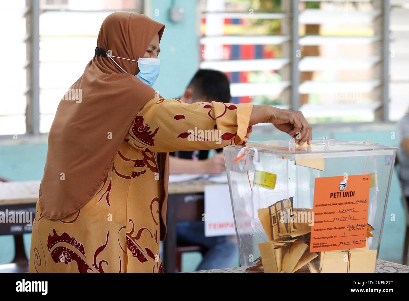 A woman casts her vote during Malaysia's 15th general election in Bera, Pahang, Malaysia November 19, 2022. REUTERS/Lai Seng Sin Stock Photo