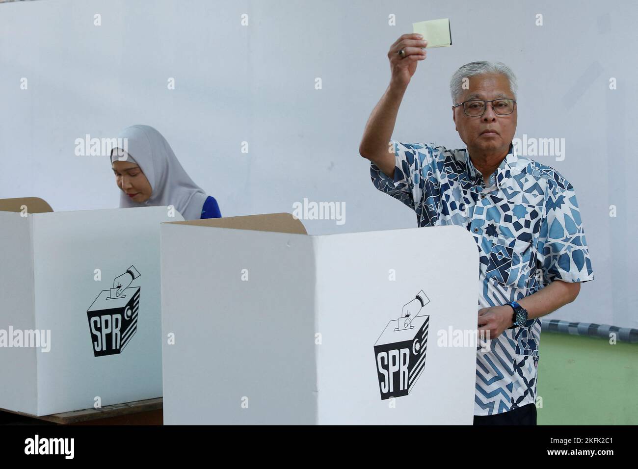 Malaysian Caretaker Prime Minister Ismail Sabri Yaakob shows his ballot paper as he votes during Malaysia's 15th general election in Bera, Pahang, Malaysia November 19, 2022. REUTERS/Lai Seng Sin Stock Photo