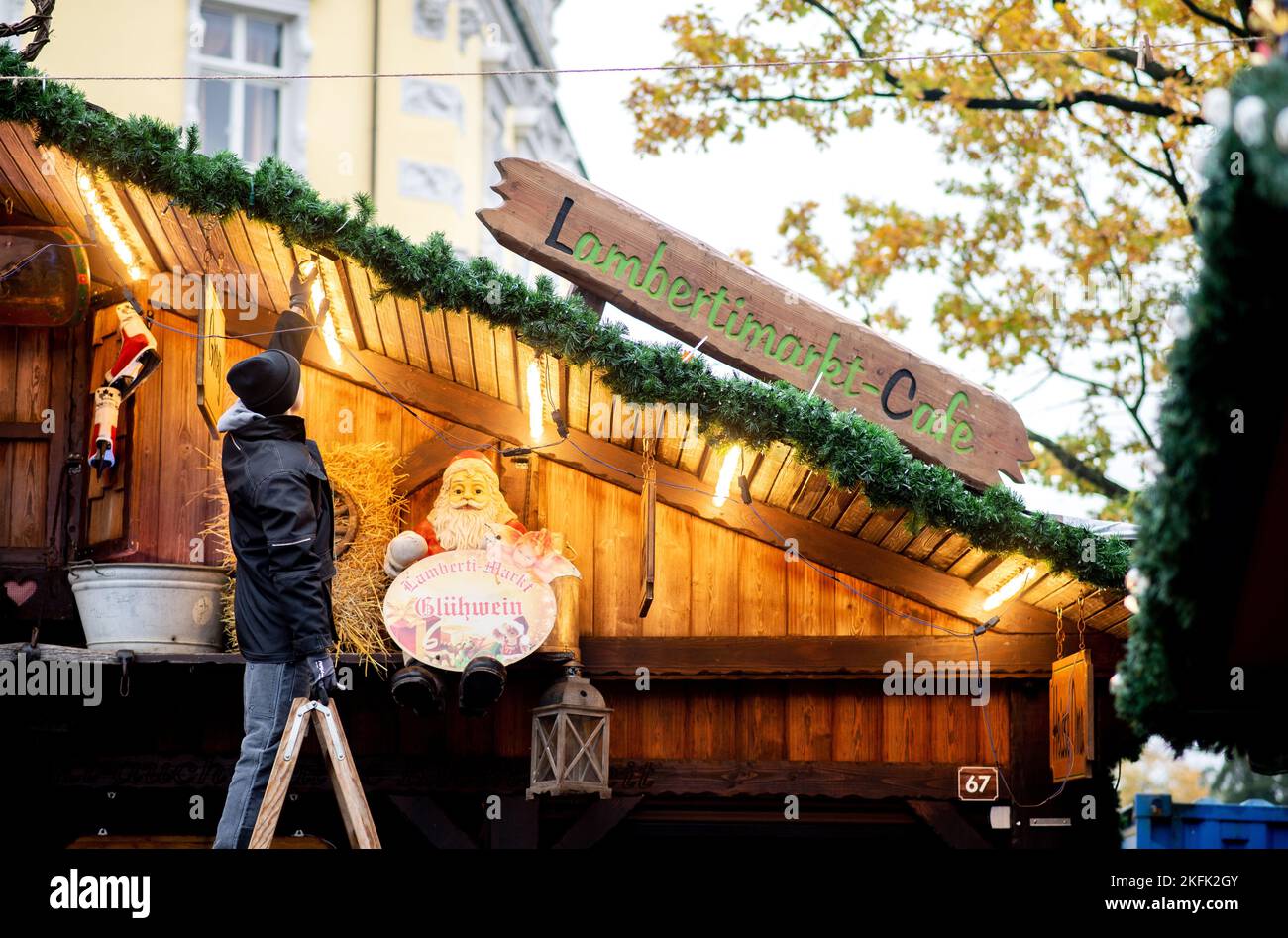 Oldenburg, Germany. 18th Nov, 2022. Showman Ray Hempen screws several