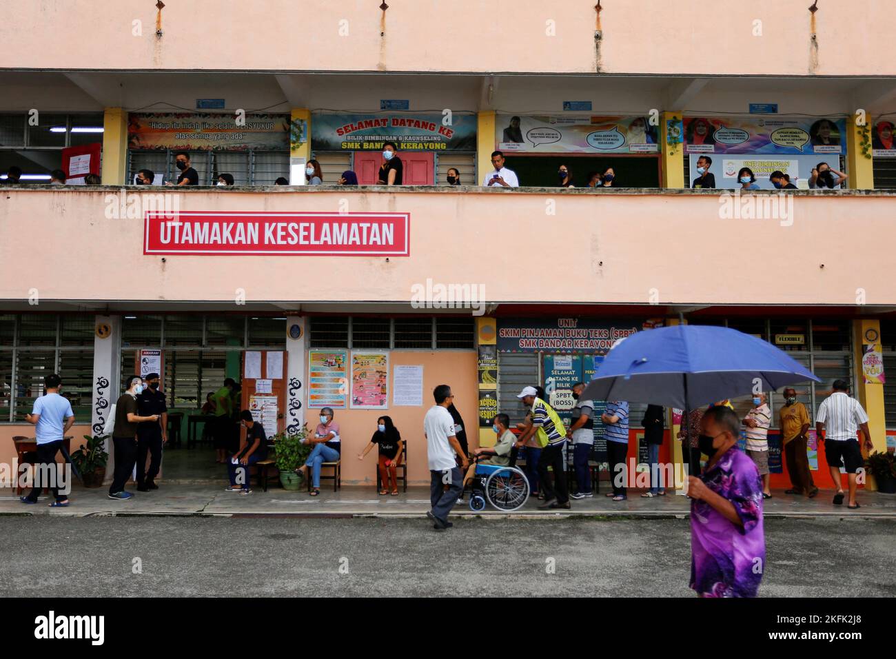 People line up to vote during Malaysia's 15th general election in Bera, Pahang, Malaysia November 19, 2022. REUTERS/Lai Seng Sin Stock Photo