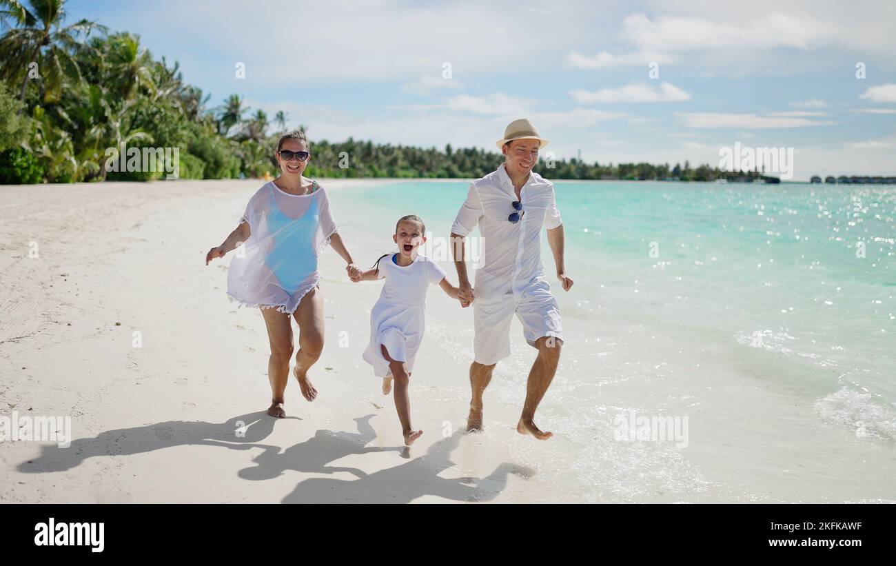 Family beach walking happy summer hi-res stock photography and images ...