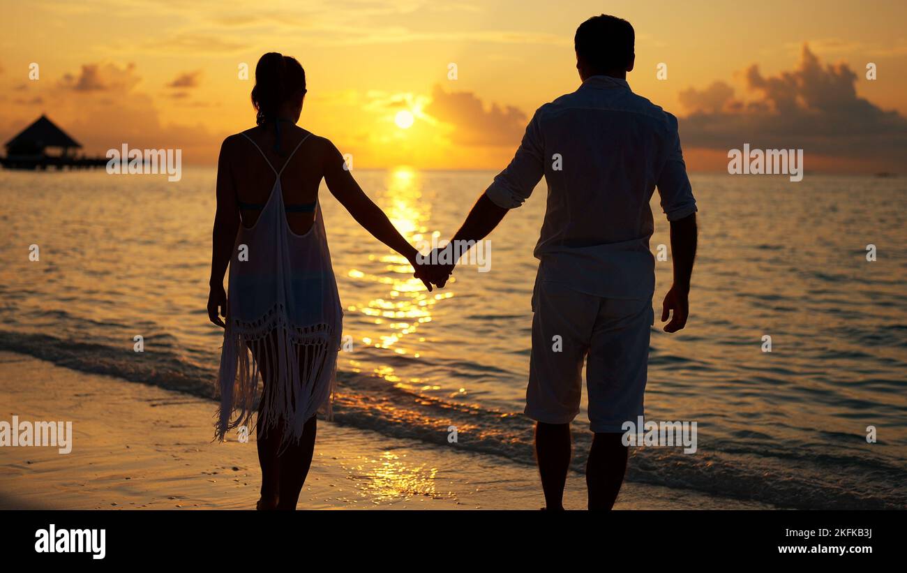 Couple holding hands silhouette hi-res stock photography and images - Alamy