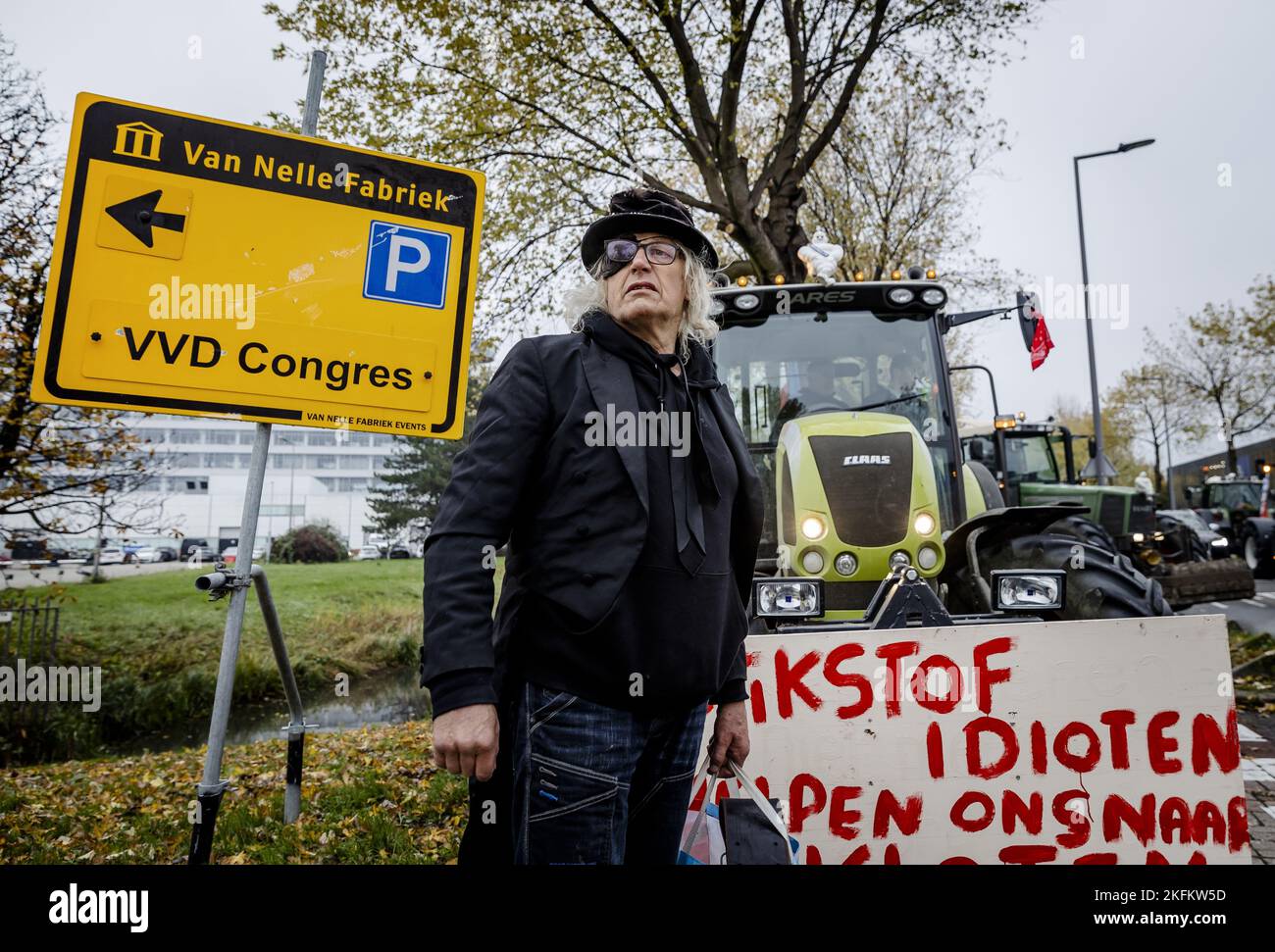 ROTTERDAM - Farmers demonstrate at the entrance of the Van Nelle Factory prior to the autumn congress of the VVD. ANP REMKO DE WAAL netherlands out - belgium out Stock Photo