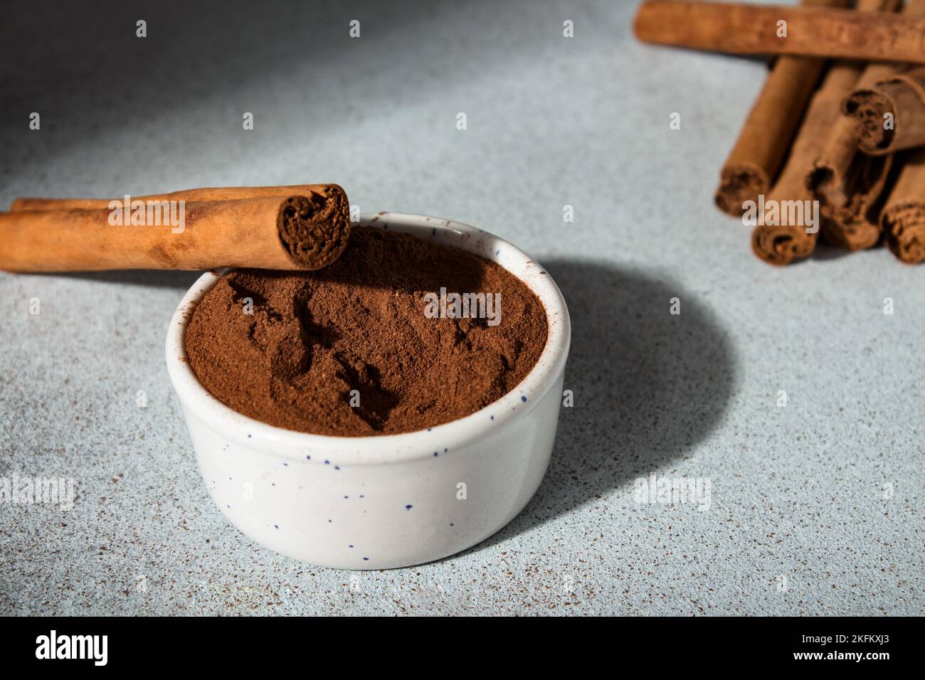 Ceylon cinnamon sticks and ground cinnamon bowl Stock Photo Alamy