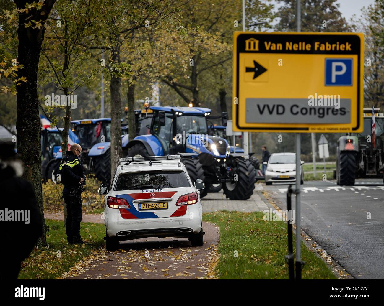 ROTTERDAM - Farmers demonstrate at the entrance of the Van Nelle Factory prior to the autumn congress of the VVD. ANP REMKO DE WAAL netherlands out - belgium out Stock Photo