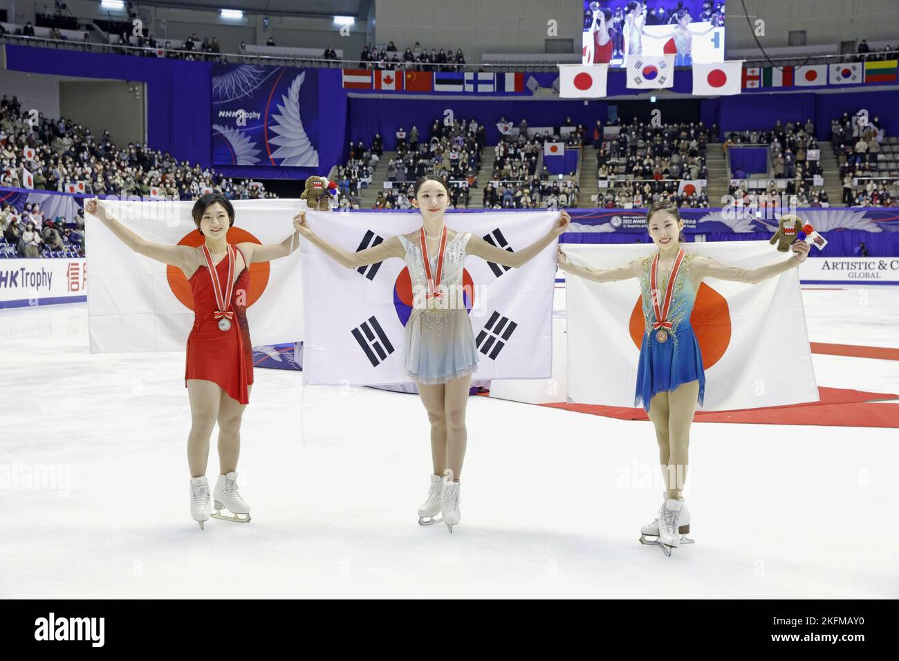 South Korea's Kim Ye Lim (C)poses after winning the women's gold at the