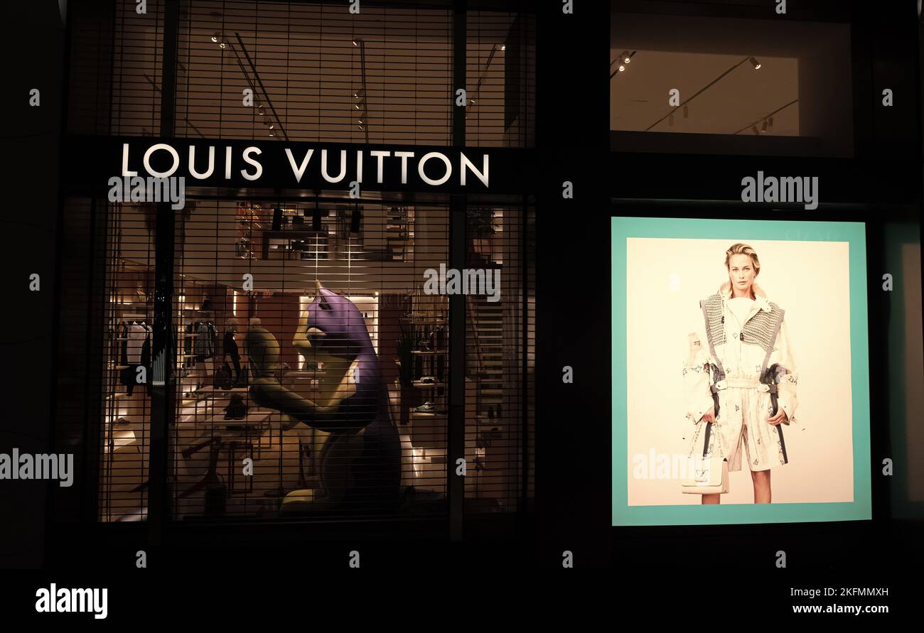 Louis vuitton store window night hi-res stock photography and images - Alamy