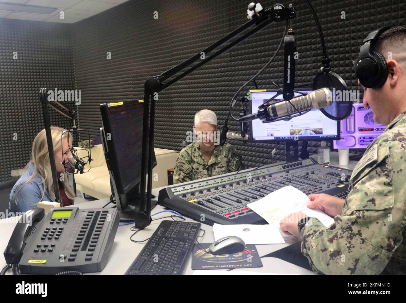 Cos radio show hi-res stock photography and images - Alamy