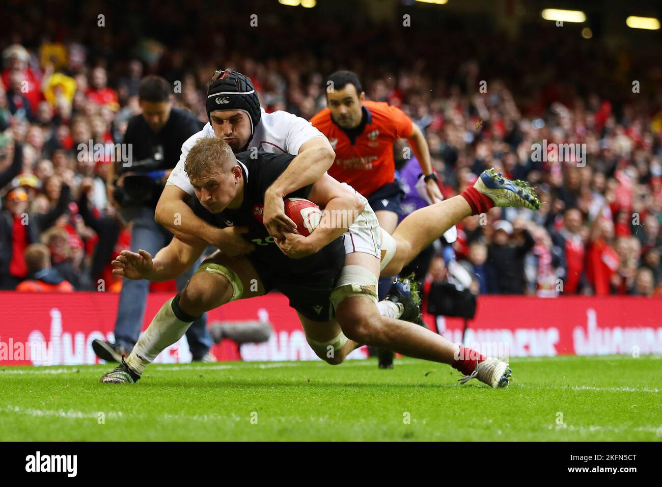 Cardiff, UK. 19th Nov, 2022. Jac Morgan of Wales scores his teams 2nd try. Autumn nations series 2022 rugby match, Wales v Georgia at the Principality Stadium in Cardiff on Saturday 19th November 2022. pic by Andrew Orchard/Andrew Orchard sports photography/Alamy Live News Credit: Andrew Orchard sports photography/Alamy Live News Stock Photo
