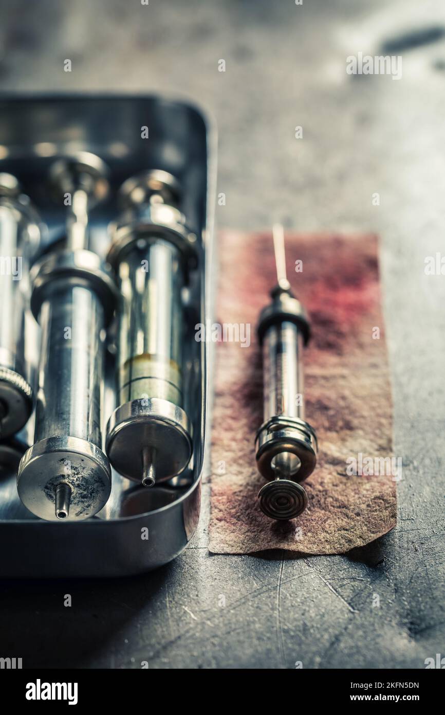 Dirty and old needle and syringes contaminated, unusable. Old syringes