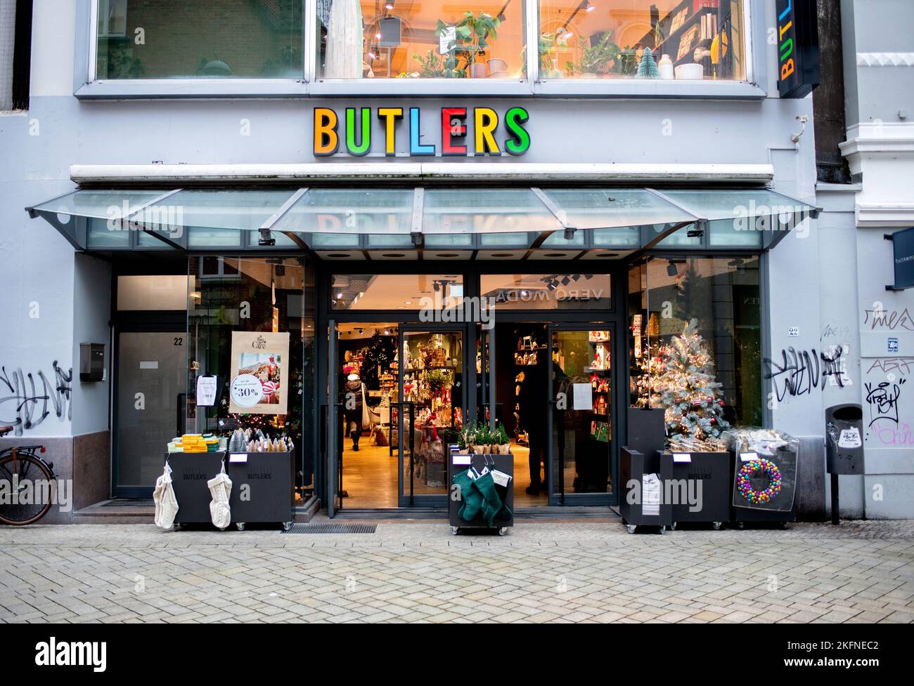 18 November 2022, Lower Saxony, Oldenburg: A branch of Butlers has opened for customers in the city center. The trading company Butlers GmbH & Co KG, based in Cologne, sells furniture, decorative