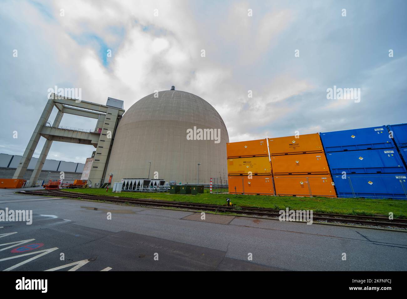 Biblis, Germany. 18th Nov, 2022. Containers with radioactive material stand by a power plant unit. The Biblis nuclear power plant has been undergoing decommissioning since it was shut down. This process is expected to last until beyond 2030. Credit: Andreas Arnold/dpa/Alamy Live News Stock Photo