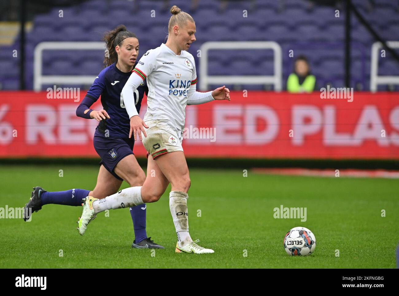 Brussels, Belgium. 19th Nov, 2022. Anderlecht Women's Silke Vanwynsberghe and OHL Women's Ella