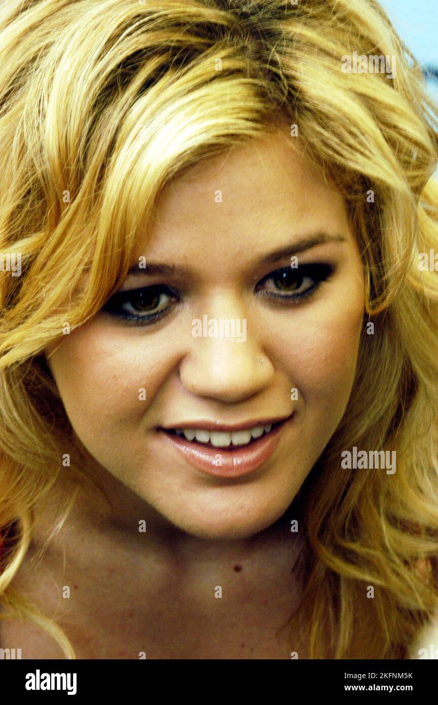 KELLY CLARKSON YOUNG 2005 A Young American Idol Winner KELLY 