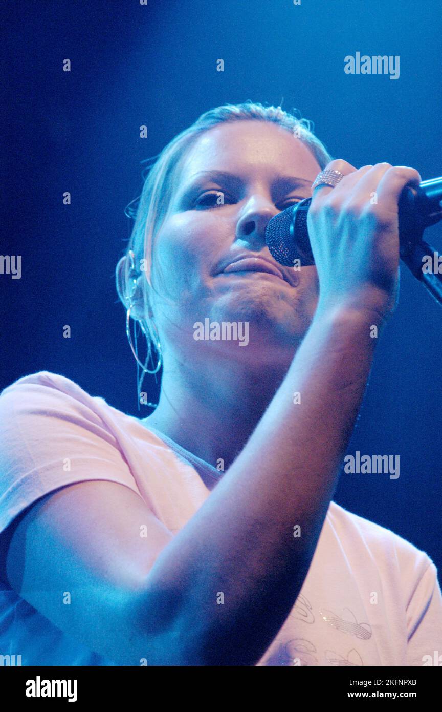 DIDO, RADIO ONE LIVE, 2003: Singer Dido at Radio One Live in Coopers Field in Cardiff on September 14 2003. Photograph: ROB WATKINS.  INFO: Dido, an English singer-songwriter, rose to prominence in the early 2000s with her soulful voice and introspective lyrics. Her debut album 'No Angel' and the hit single 'Thank You' established her as a global success, blending pop and electronic influences with emotive storytelling. Stock Photo