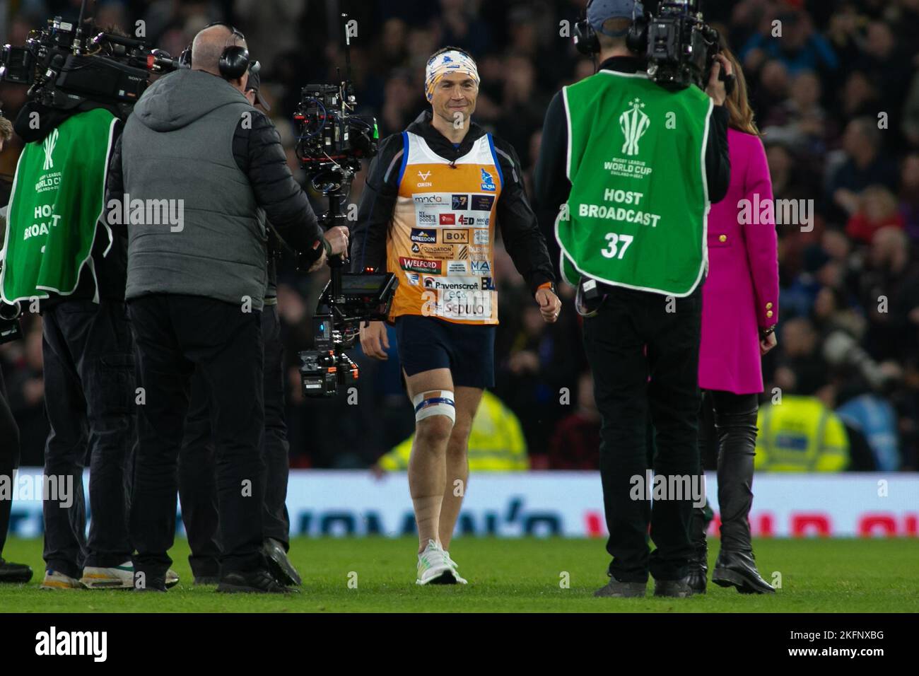 Manchester, UK. 19th Nov, 2022. *** Kevin Sinfield walks onto the pitch at the end of his 7 in 7 ultra marathons for MND during the Rugby League World Cup 2021 Final match between Australia RL and Samoa RL at Old Trafford, Manchester, England on 19 November 2022. Photo by Simon Hall. Editorial use only, license required for commercial use. No use in betting, games or a single club/league/player publications. Credit: UK Sports Pics Ltd/Alamy Live News Stock Photo