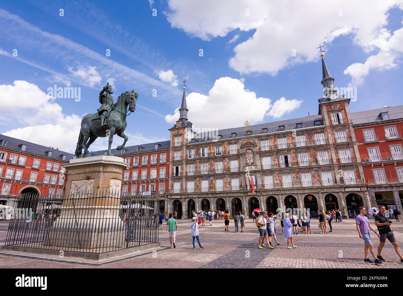 Madrid, Spagna - 20 giugno 2022: Plaza Major, la statua di Felipe III e i suoi antichi edifici nella giornata con i turisti Stock Photo