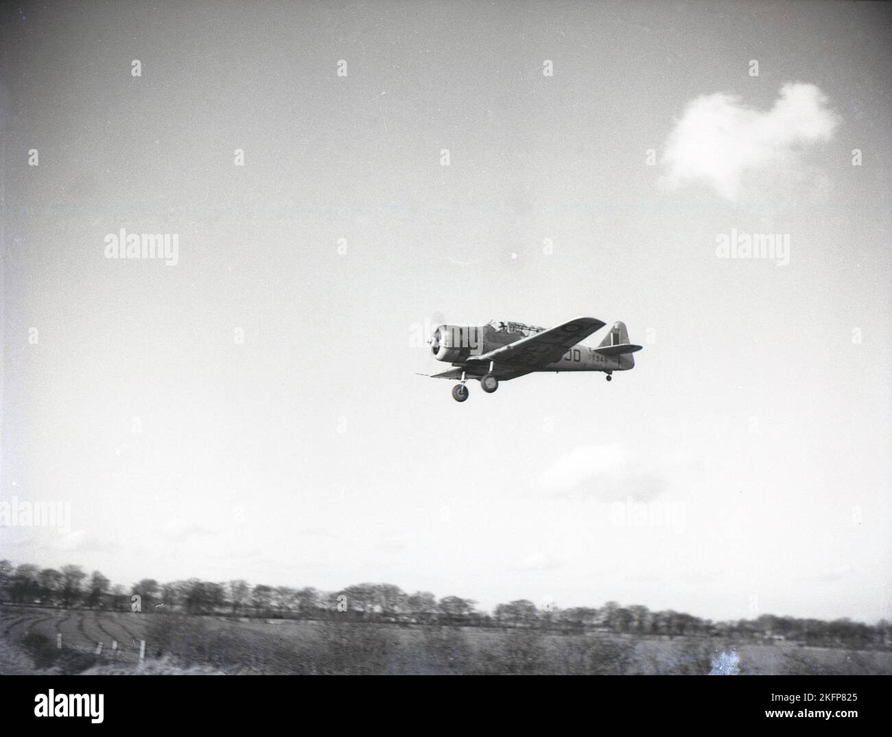 1949, historical, a single-engine propellered aircraft in the sky, a North American Harvard trainer coming in to land at RAF Ternhill, Market Drayton, Shropshire, England, UK.. Aircraft no 11348.  The aerodome at Tern Hill opened in 1916 but was closed in 1922.  With war again on the horizon, the land was requisitioned in 1935, as the RAF expansion programme got underway. Stock Photo