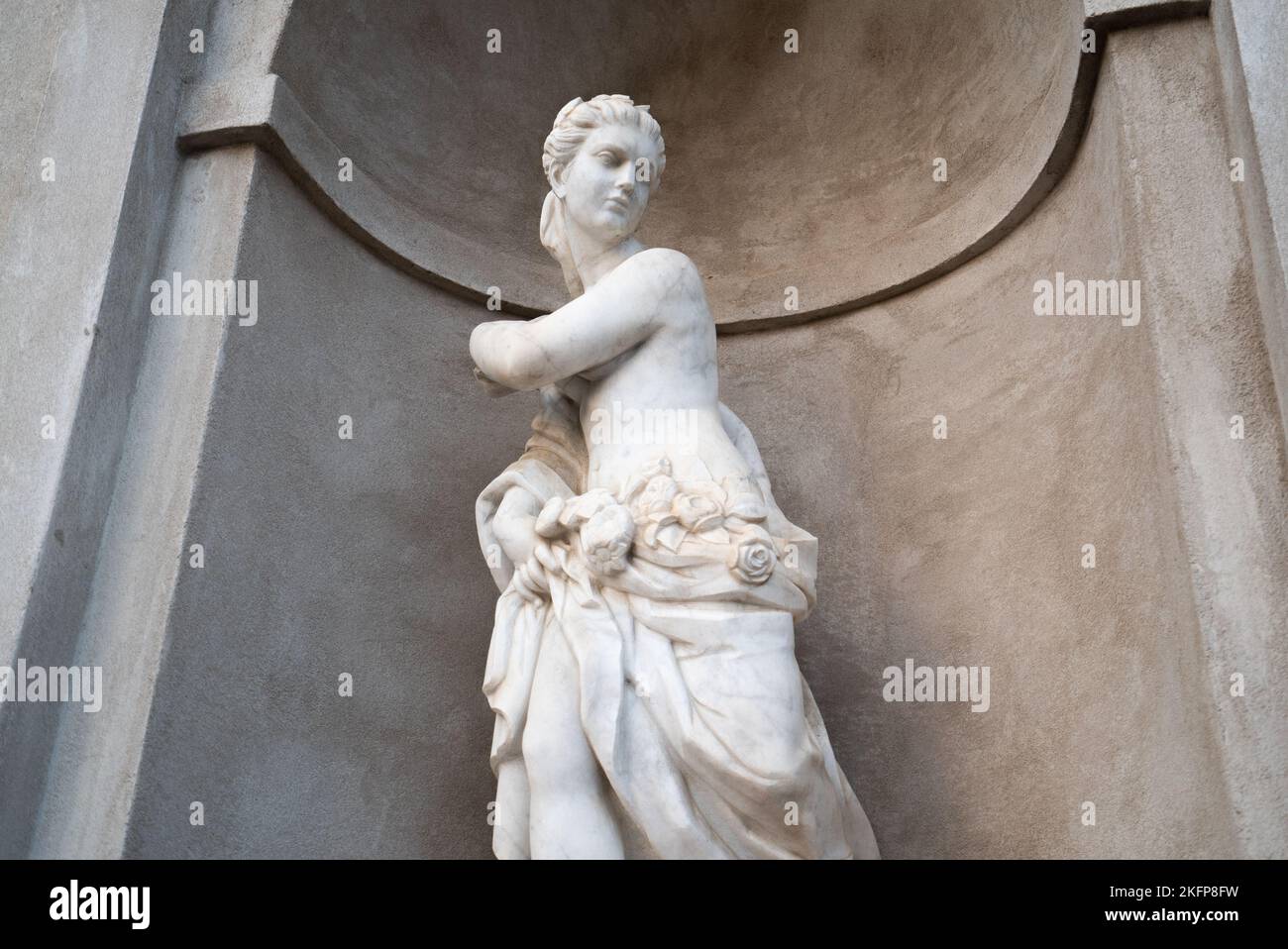 Eurydike, Kongens Have Copenhagen. Statue in the Herkulespavillonen in Kongens Have, Denmark. Sculptor: Giovanni Baratta. White marble statue of woman. Stock Photo