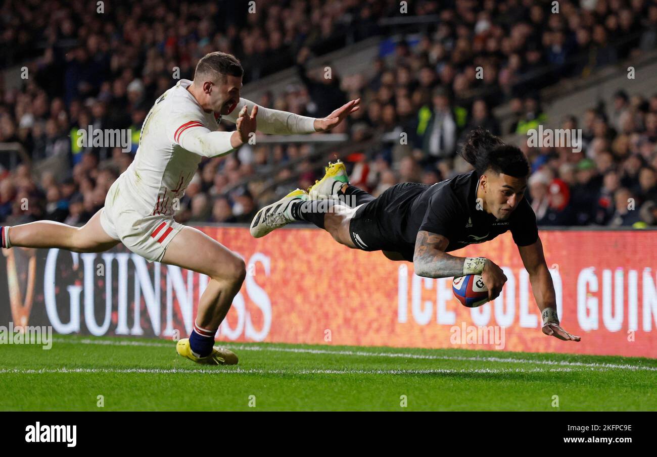 Rugby Union - International - England v New Zealand - Twickenham Stadium, London, Britain - November 19, 2022 New Zealand's Rieko Ioane scores their third try Action Images via Reuters/Andrew Couldridge     TPX IMAGES OF THE DAY Stock Photo