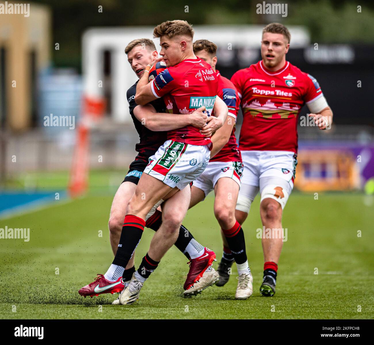 LONDON, UNITED KINGDOM. 19th, Nov 2022. Charlie Atkinson of Leicester Tigers (centre) is tackled during Premiership Rugby Match Round 4 between Saracens vs Leicester Tigers at StoneX Stadium on Saturday, 19 November 2022. LONDON ENGLAND.  Credit: Taka G Wu/Alamy Live News Stock Photo