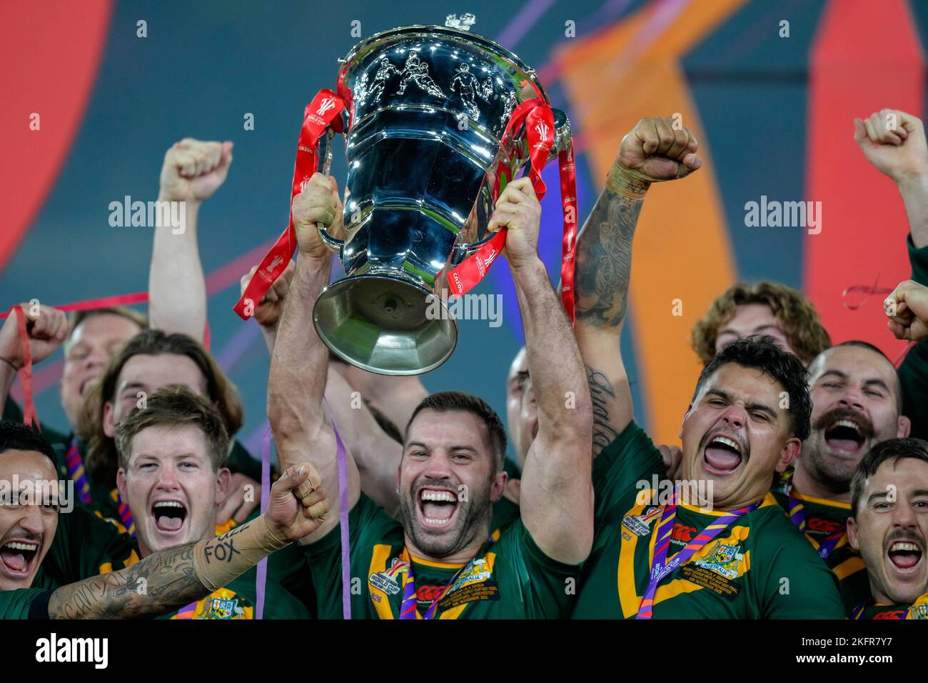 Manchester, UK. 18th Nov, 2022. The Australian Men's team celebrate victory with the World Cup Winner's Trophy in the 2021 Rugby League World Cup Final 2021 match between Australia and Samoa at Old Trafford, Manchester, England on 19 November 2022. Photo by David Horn. Credit: PRiME Media Images/Alamy Live News Stock Photo