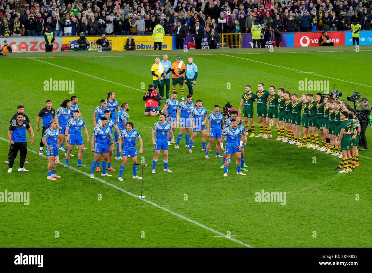 Manchester, UK. 18th Nov, 2022. The Samoan team perform the Siva Tau war dance in from of the Australian team ahead of the 2021 Rugby League World Cup Final 2021 match between Australia and Samoa at Old Trafford, Manchester, England on 19 November 2022. Photo by David Horn. Credit: PRiME Media Images/Alamy Live News Stock Photo