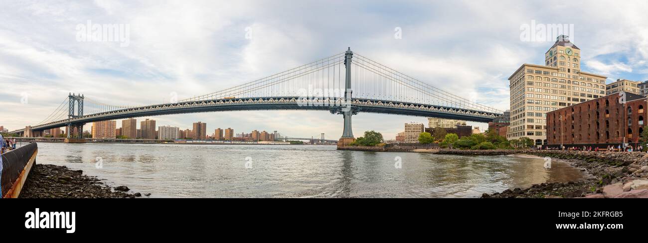 Sunset afterglow of the Manhattan Bridge and New York City skyline at ...