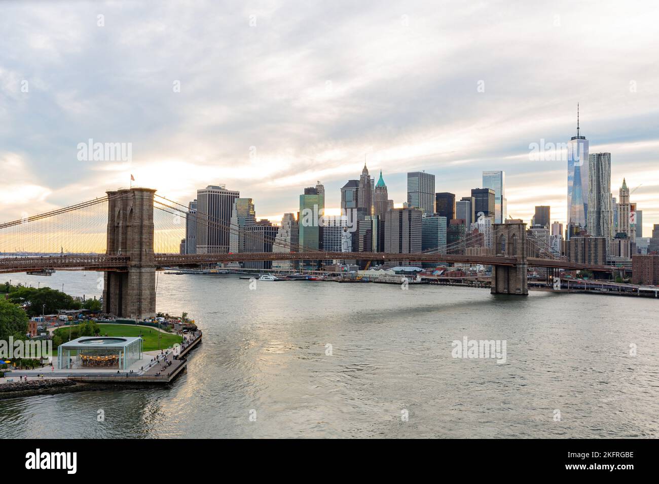 Sunset afterglow of the Brooklyn Bridge and New York City skyline at ...