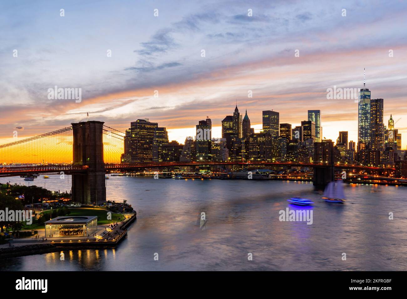 Sunset afterglow of the Brooklyn Bridge and New York City skyline at ...