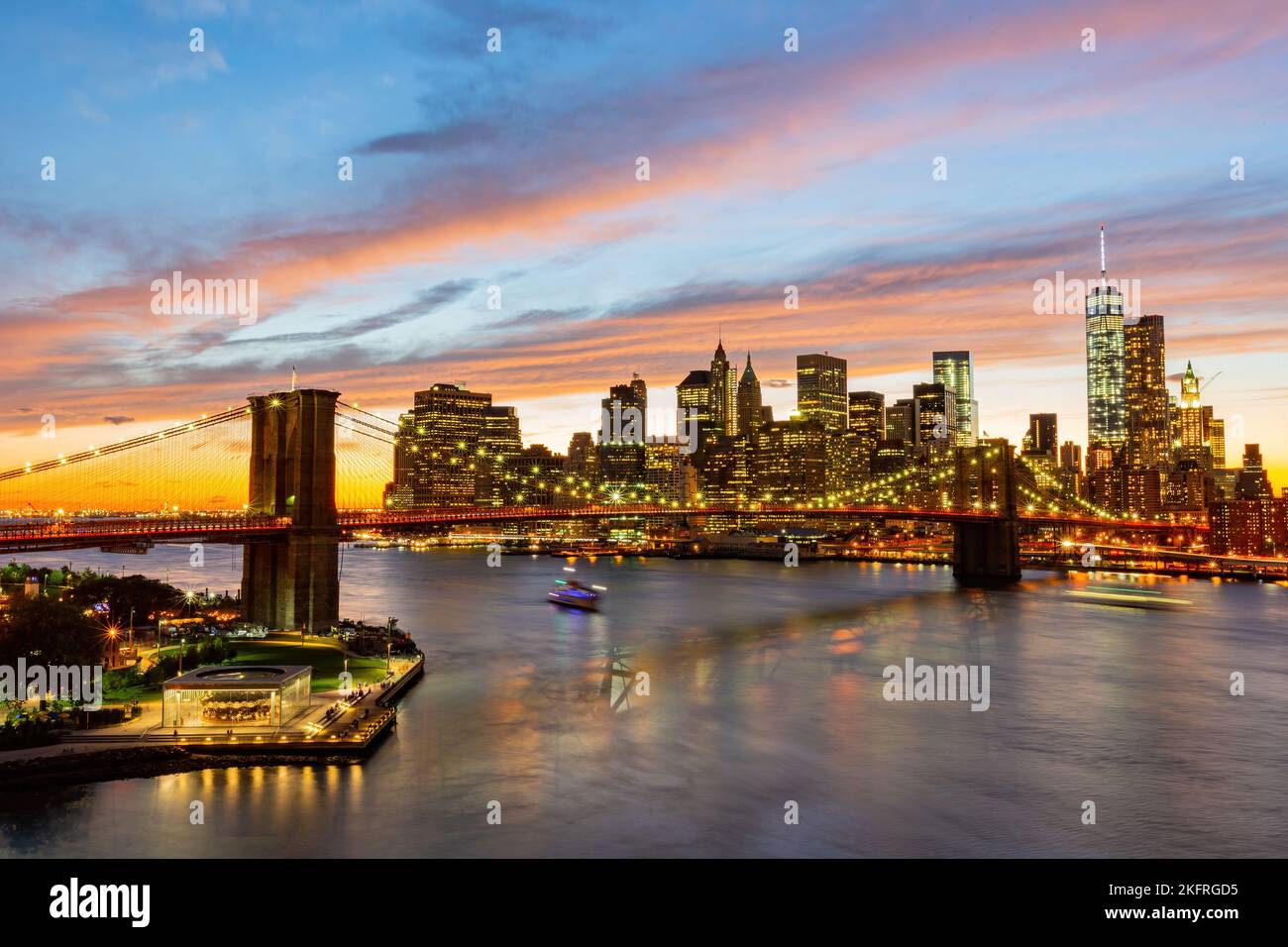 Sunset afterglow of the Brooklyn Bridge and New York City skyline at ...