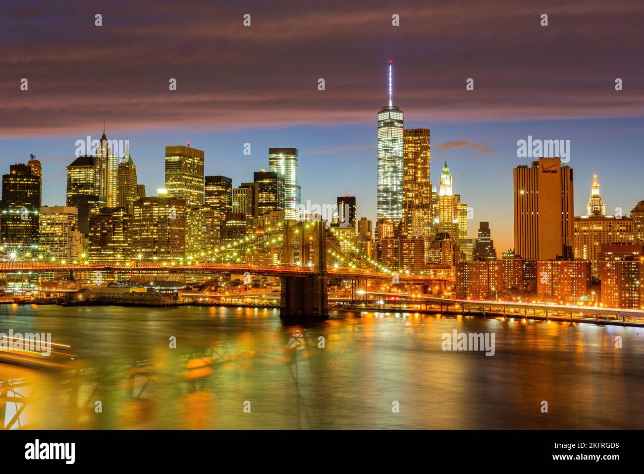 Sunset afterglow of the Brooklyn Bridge and New York City skyline at ...
