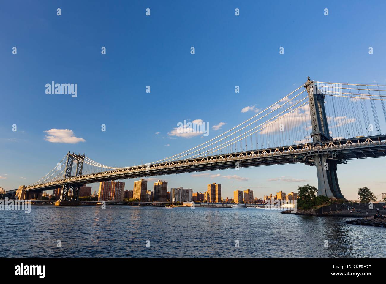 Sunset of the Manhattan Bridge and New York City skyline at New York ...