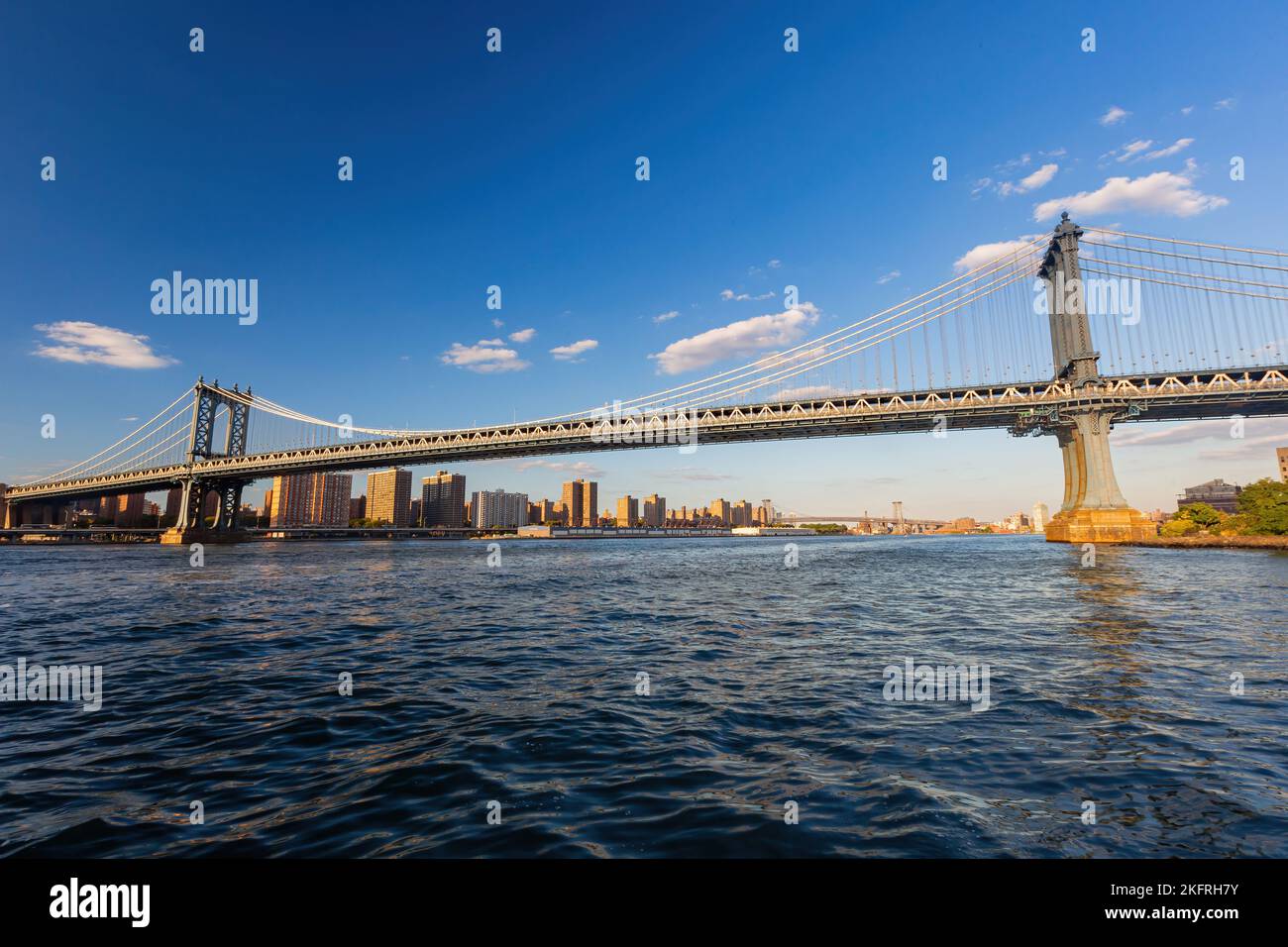 Sunset of the Manhattan Bridge and New York City skyline at New York ...