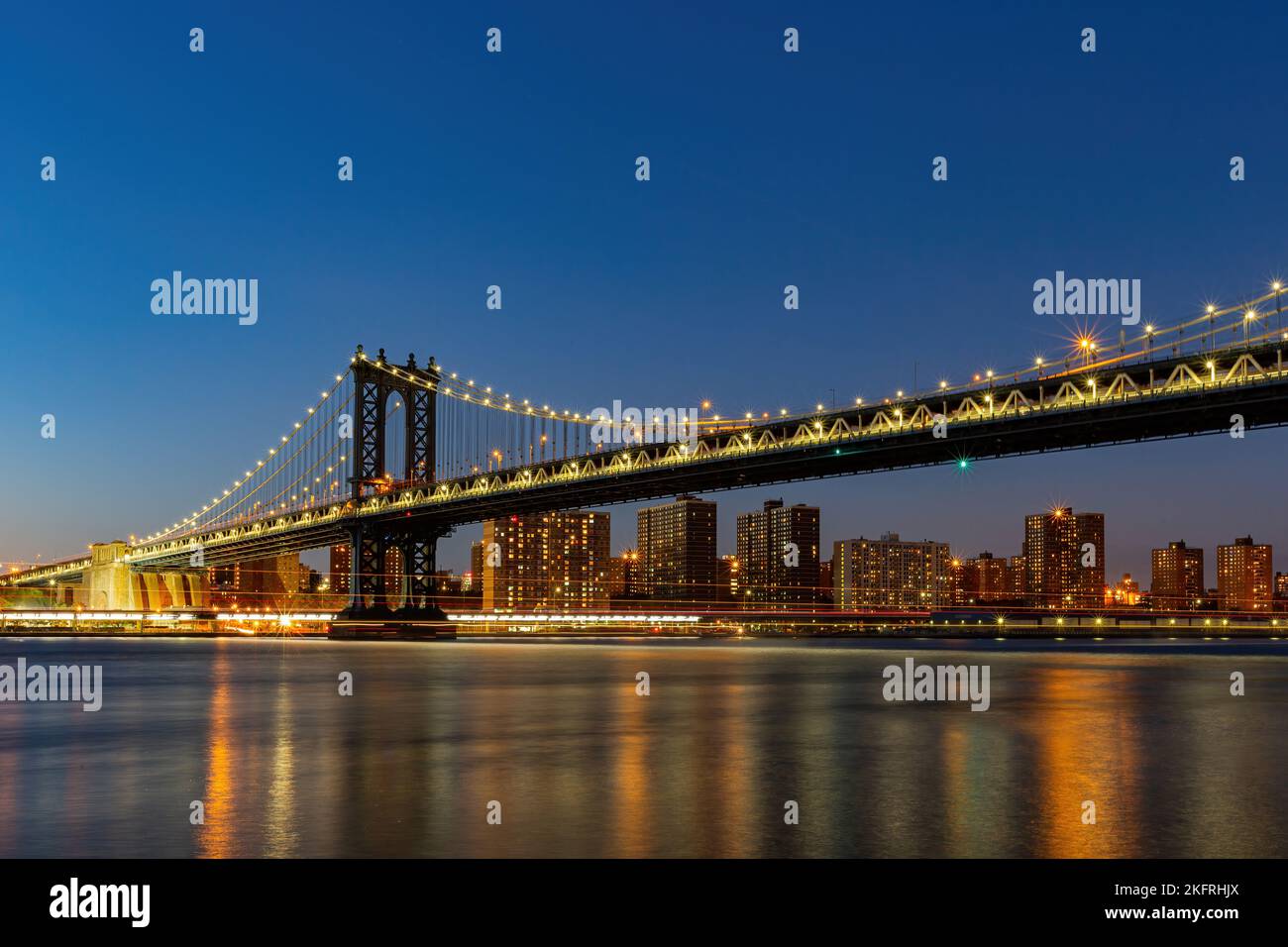 Night view of the Manhattan Bridge and New York City skyline at New ...