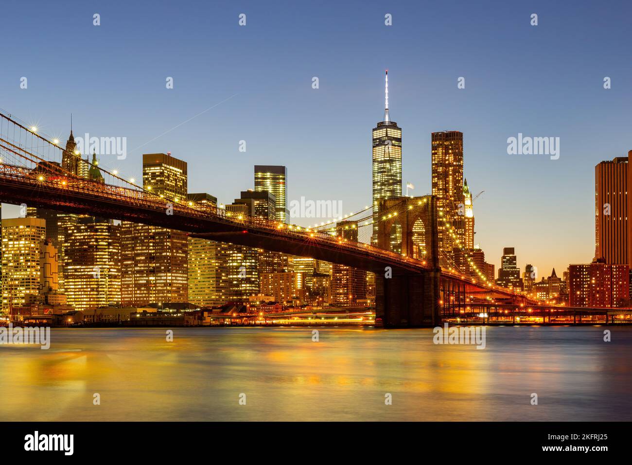 Sunset of the Brooklyn Bridge and New York City skyline at New York ...