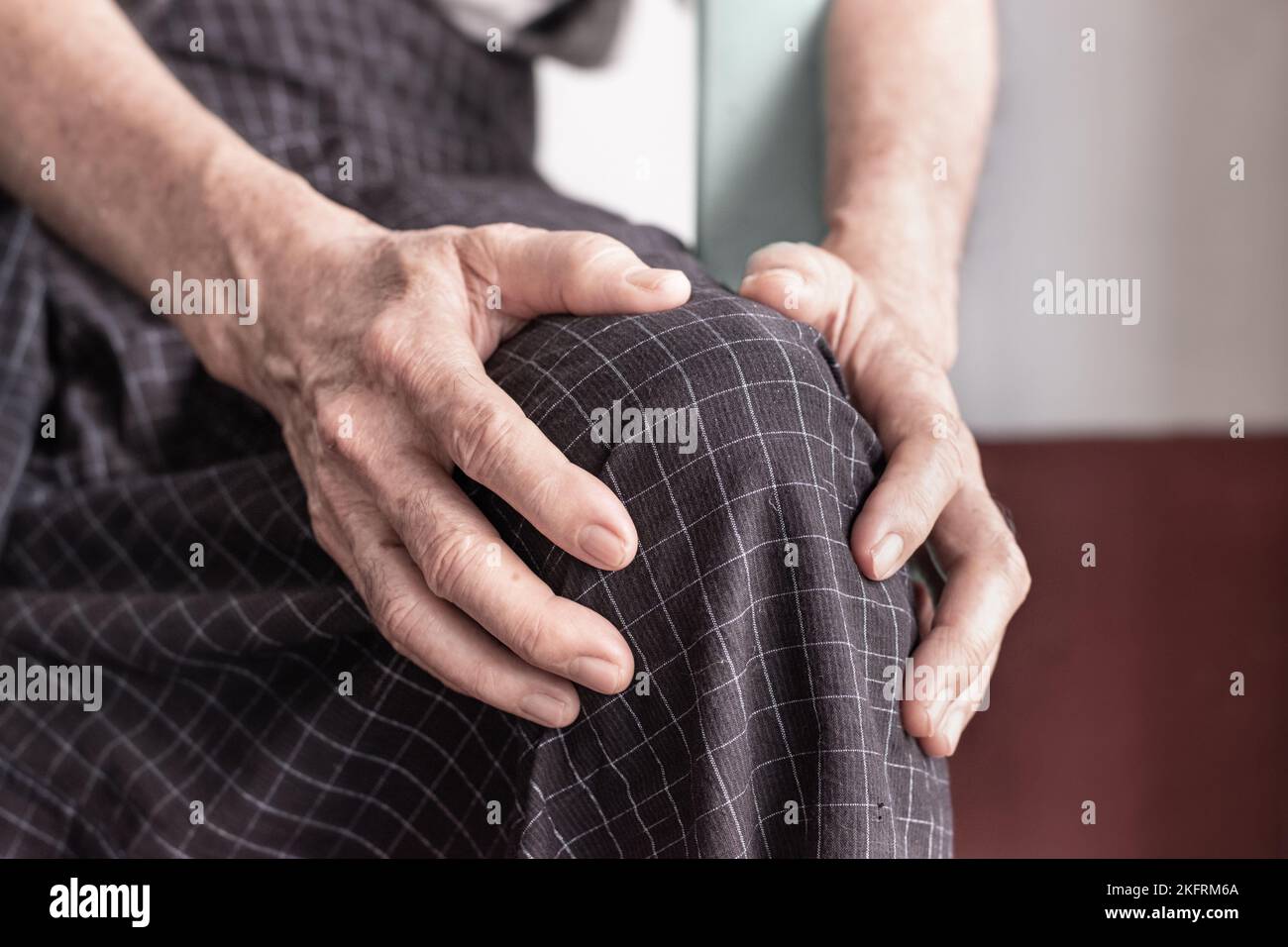 Knee joint pain in Asian Myanmar elder man. Concept of osteoarthritis, rheumatoid arthritis, patellar tendonitis, prepatellar bursitis, collateral lig Stock Photo