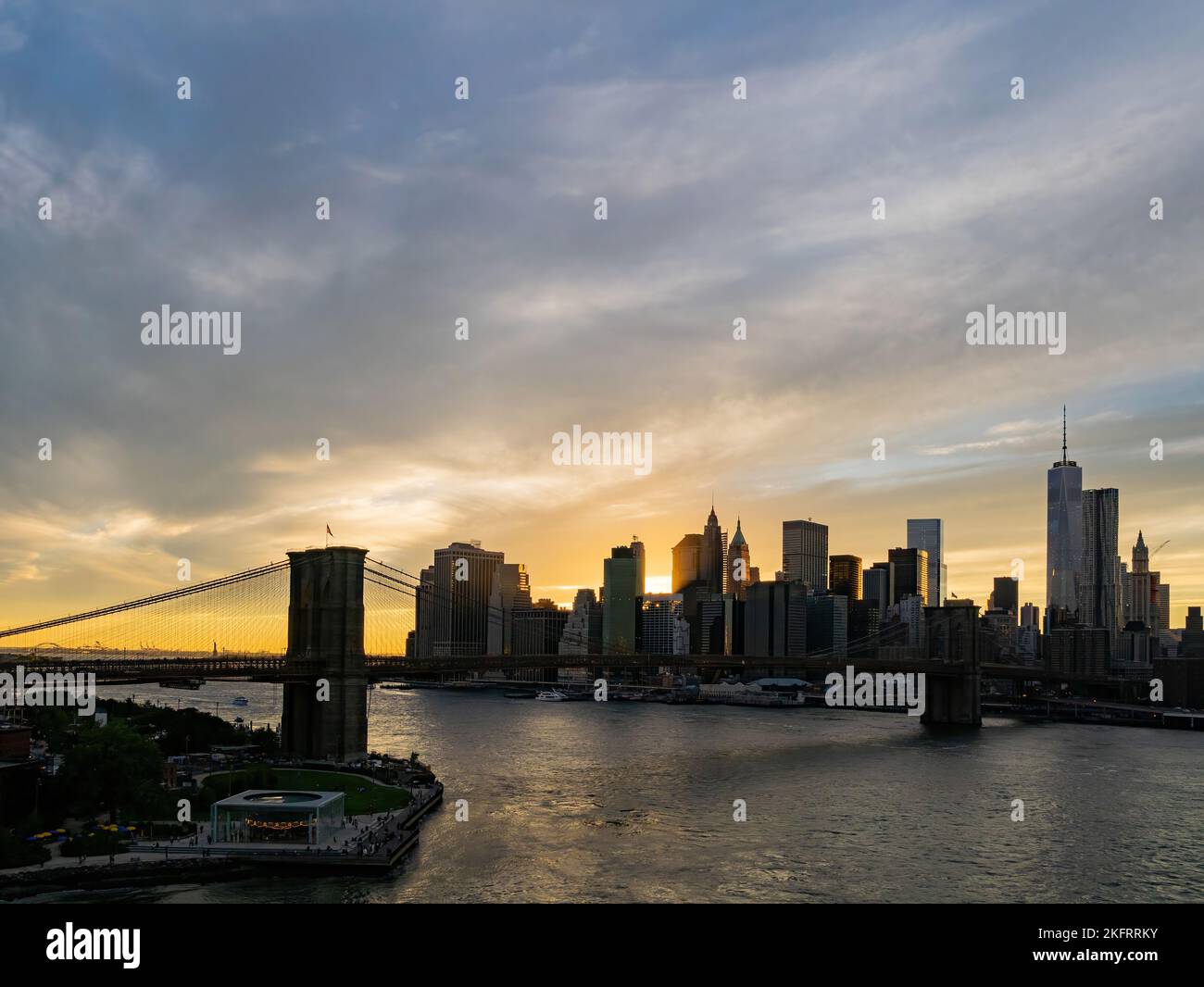Sunset afterglow of the Brooklyn Bridge and New York City skyline at ...