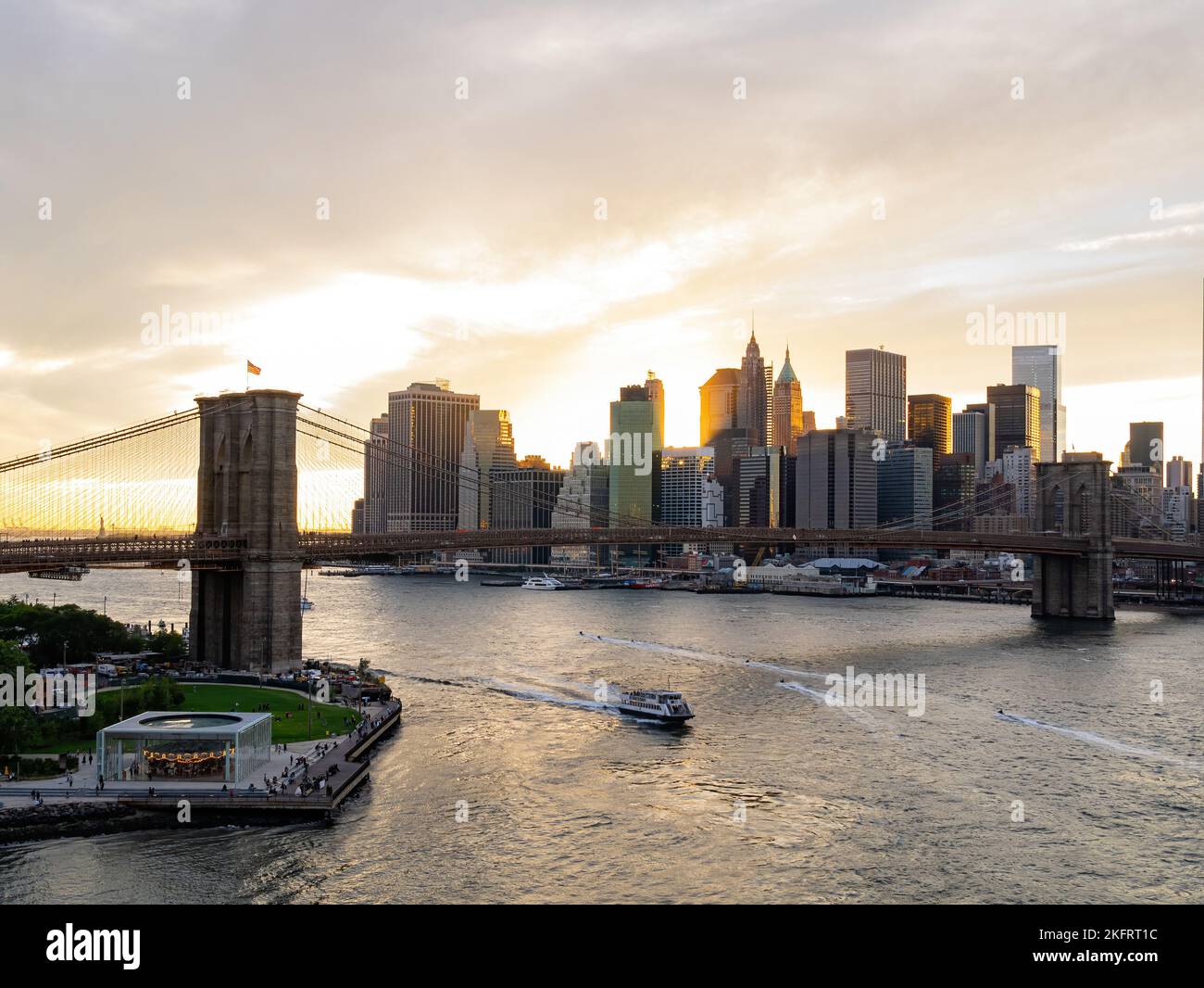 Sunset afterglow of the Brooklyn Bridge and New York City skyline at ...