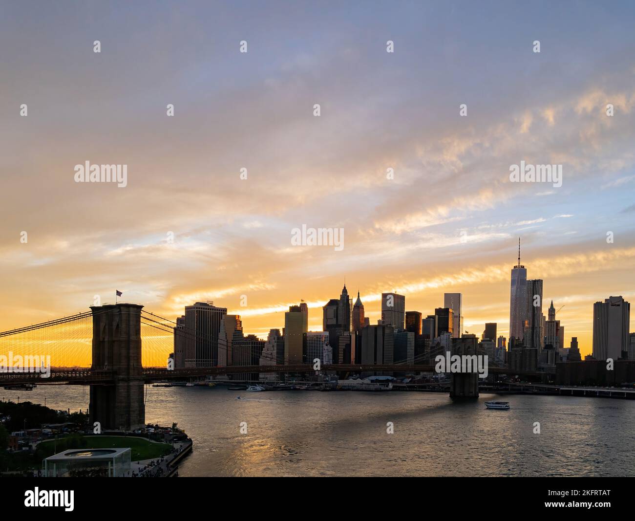 Sunset afterglow of the Brooklyn Bridge and New York City skyline at ...