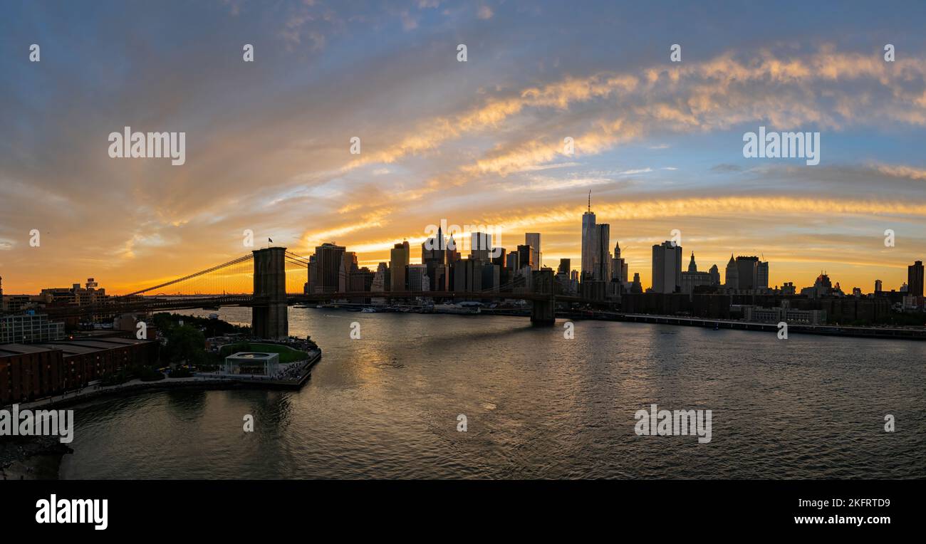Sunset afterglow of the Brooklyn Bridge and New York City skyline at ...