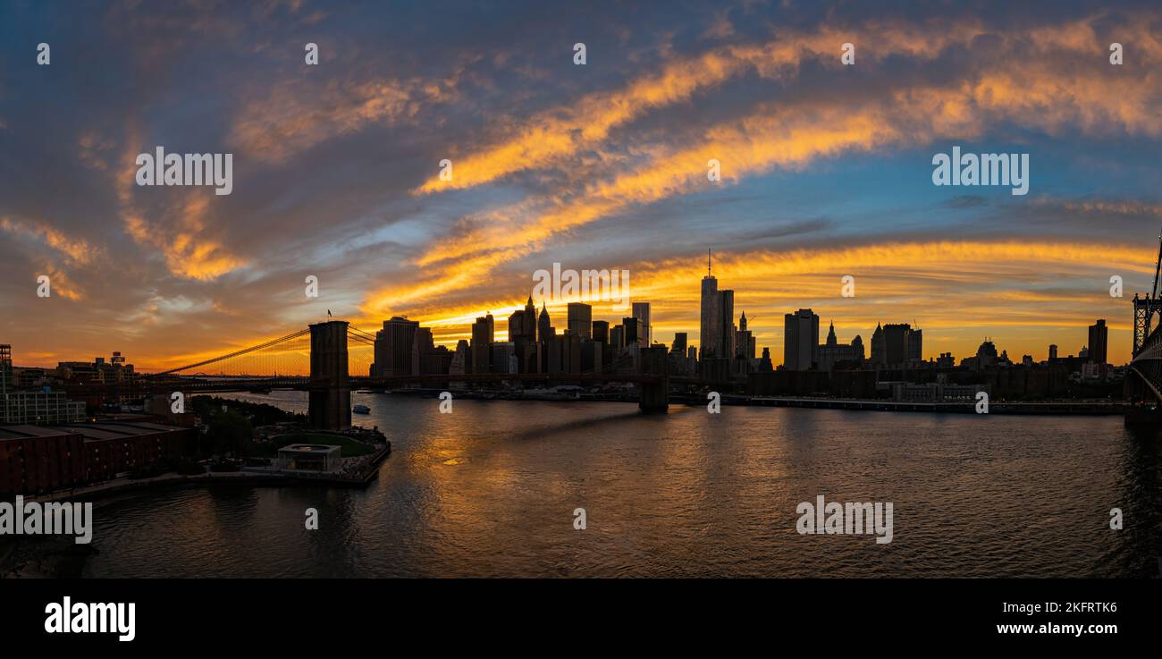 Sunset afterglow of the Brooklyn Bridge and New York City skyline at ...