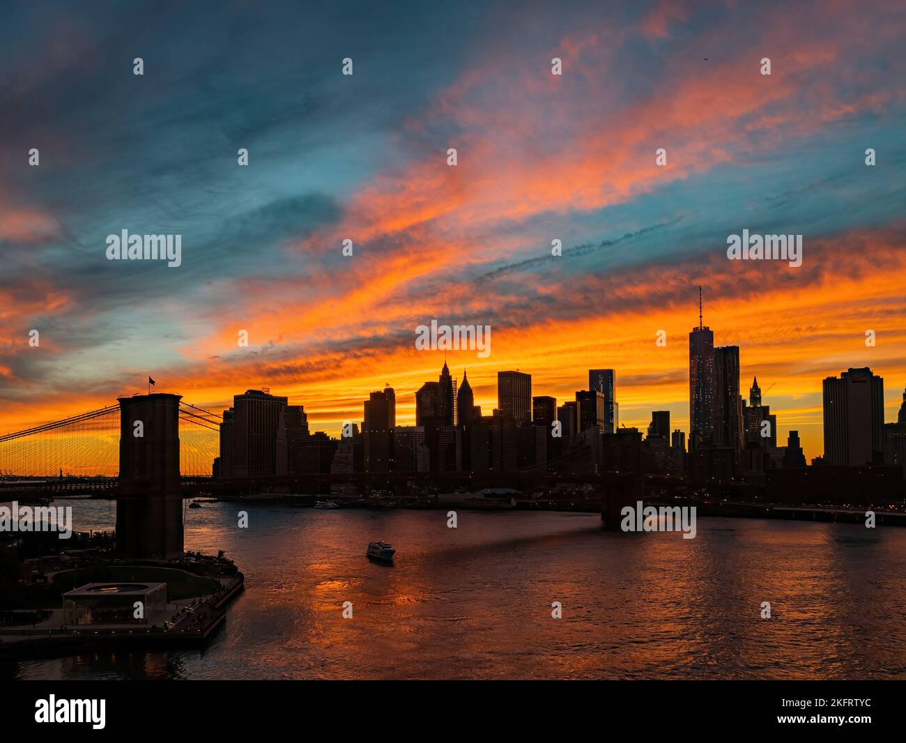 Sunset afterglow of the Brooklyn Bridge and New York City skyline at ...