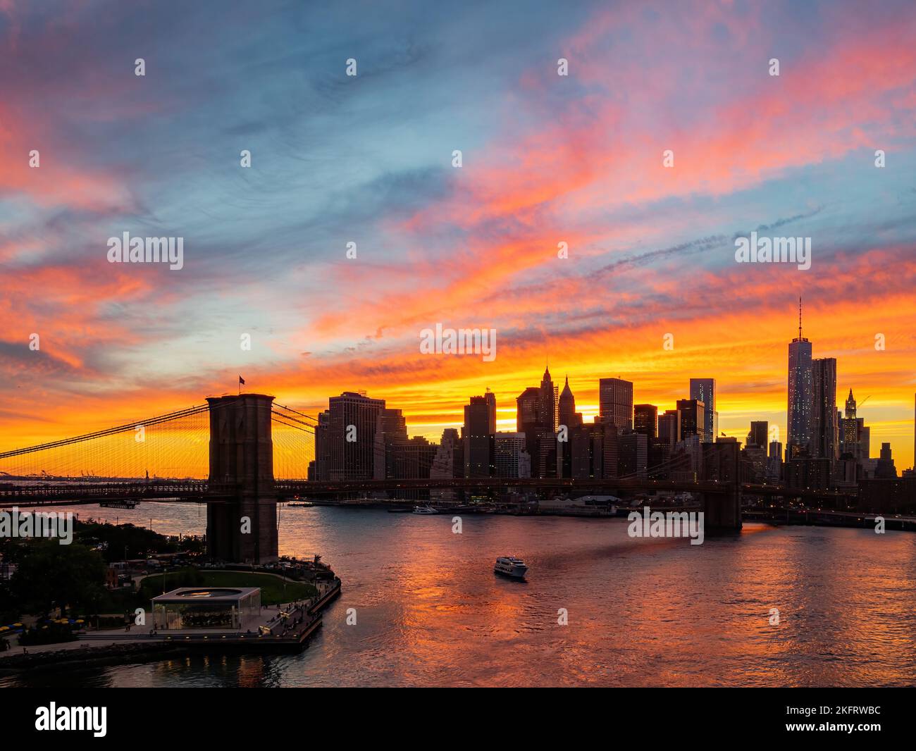 Sunset afterglow of the Brooklyn Bridge and New York City skyline at ...
