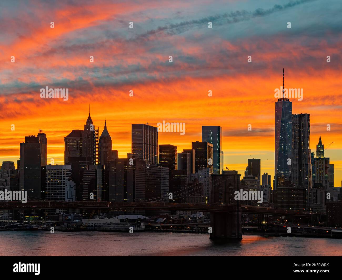 Sunset afterglow of the Brooklyn Bridge and New York City skyline at ...