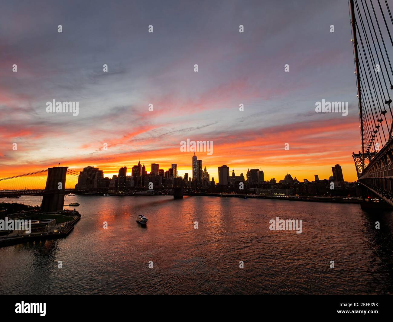 Sunset afterglow of the Brooklyn Bridge and New York City skyline at ...
